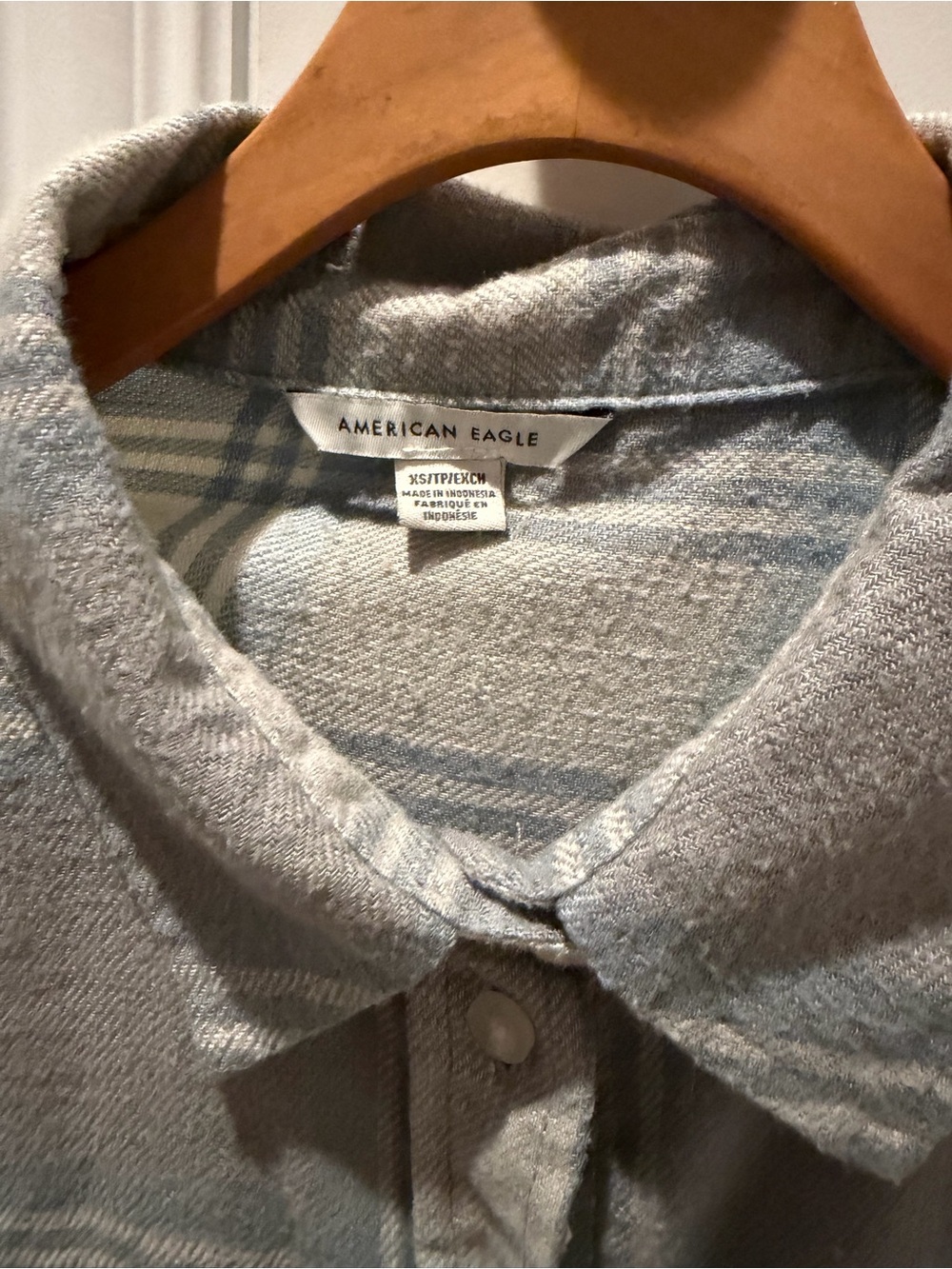 American Eagle XS Cropped Blue & Cream Plaid Button-Up Shirt - Picture 3 of 6
